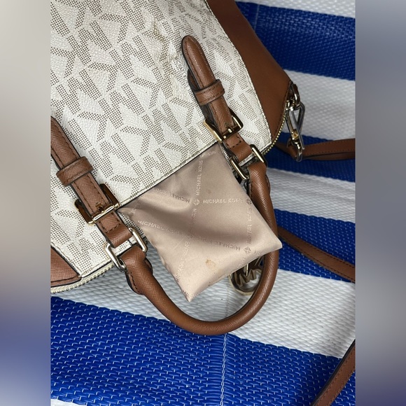 🎉Michael Kors Ciara Vanilla Acorn Convertible Signature Monogram Messenger Bag - Picture 14 of 15